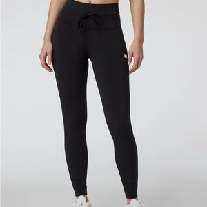 LIKE NEW Vuori Black Daily Leggings - Size M